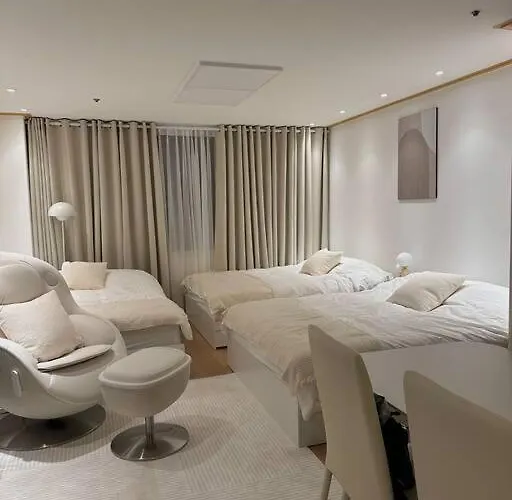 Apartamento New 홍대역 30sec #massage Chair #netflix #purifier Q